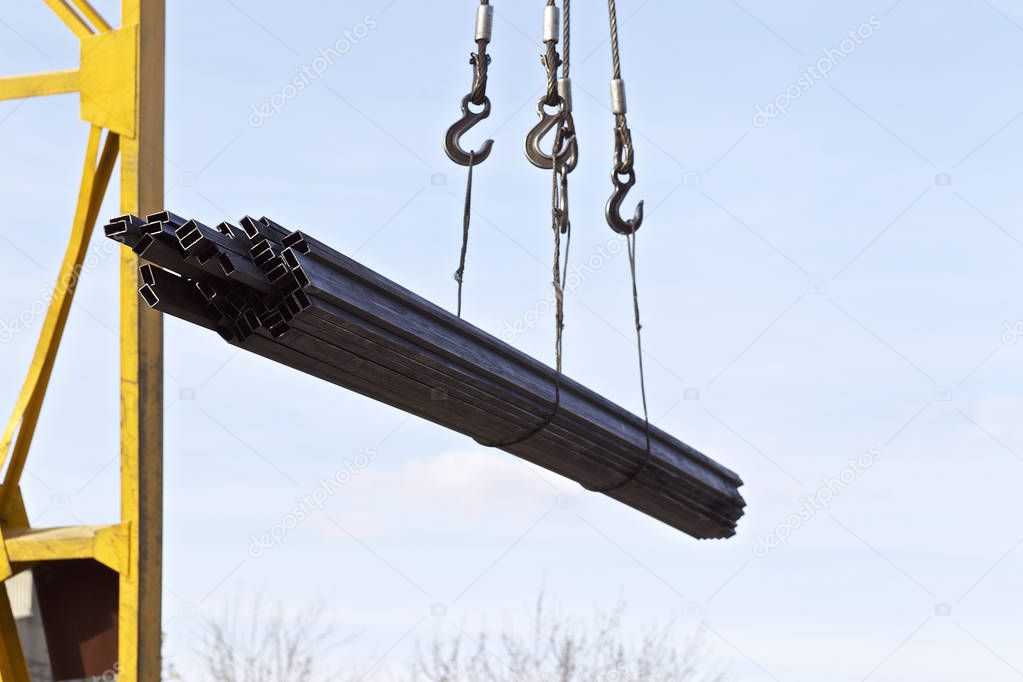 Loading a pack of a rectangular pipe in a warehouse