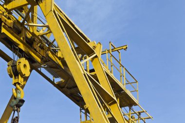 Depodaki gökyüzüne karşı vincin metal konstrüksiyon