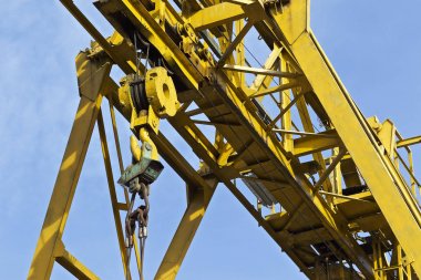 Depodaki gökyüzüne karşı vincin metal konstrüksiyon