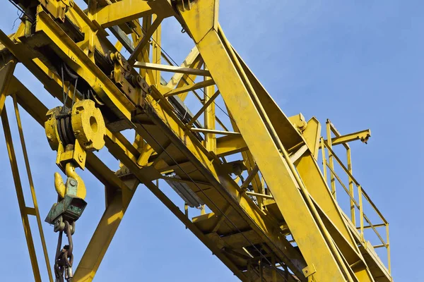 Metal construction of the crane, against the sky, in the warehouse — Stock Photo, Image