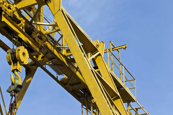 Metal construction of the crane, against the sky, in the warehouse — Stock Photo, Image
