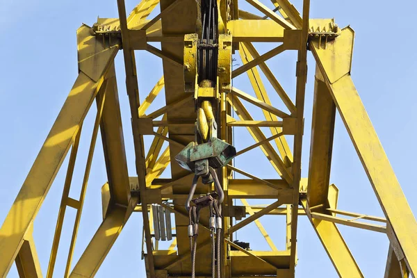 Metal construction of the crane, against the sky, in the warehouse — Stock Photo, Image