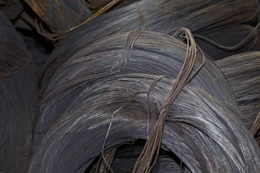 İnce metal takviye koyları metal ürünler depoda içine yara