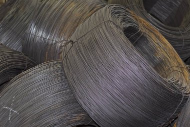 İnce metal takviye koyları metal ürünler depoda içine yara