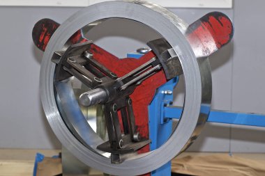 Tambur üzerinde bir rulo ince galvanizli metal bant