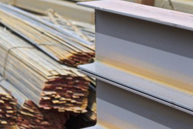 Metal profiller farklı türde metal ürünler depoda bulunan