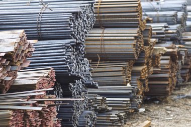 Metal profiller farklı türde metal ürünler depoda bulunan