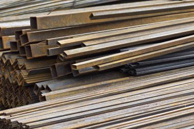 Metal profiller farklı türde metal ürünler depoda bulunan