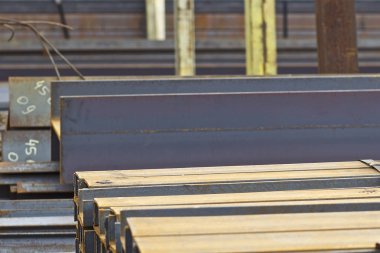 Metal profiller farklı türde metal ürünler depoda bulunan