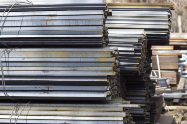 Metal profiller farklı türde metal ürünler depoda bulunan