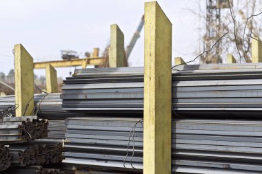 Metal profiller farklı türde metal ürünler depoda bulunan