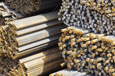 Metal profiller farklı türde metal ürünler depoda bulunan