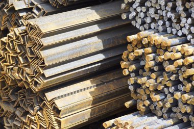 Metal profiller farklı türde metal ürünler depoda bulunan