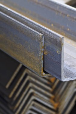 Metal profiller farklı türde metal ürünler depoda bulunan