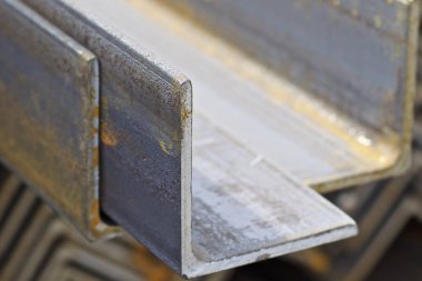 Metal profiller farklı türde metal ürünler depoda bulunan