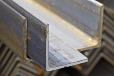 Metal profiller farklı türde metal ürünler depoda bulunan