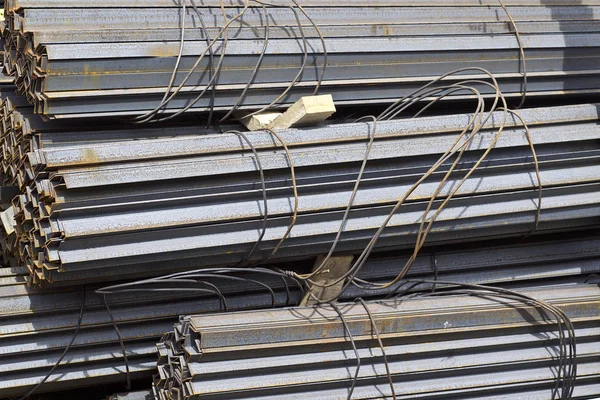 Metall profiler av olika slag finns i metallprodukter lagret — Stockfoto