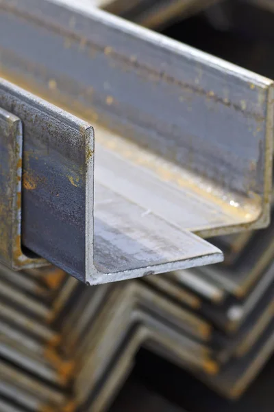 Profilés métalliques de différents types sont situés dans l'entrepôt de produits métalliques — Photo