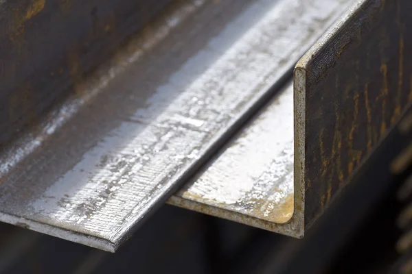 Perfis de metal de diferentes tipos estão localizados no armazém de produtos metálicos — Fotografia de Stock