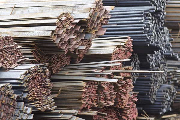 Perfiles metálicos de diferentes tipos se encuentran en el almacén de productos metálicos Fotos de stock libres de derechos