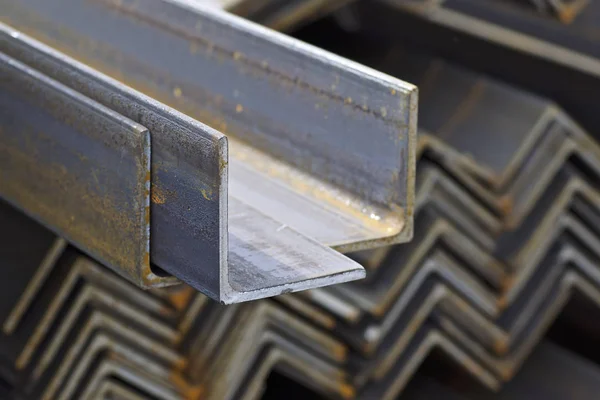 不同种类的金属外形都位于金属制品仓库 图库照片
