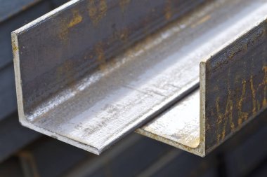 Metal profiller farklı türde metal ürünler depoda bulunan