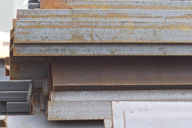 Metal profiller farklı türde metal ürünler depoda bulunan