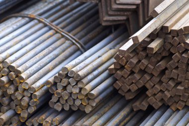 Metal profiller farklı türde metal ürünler depoda bulunan