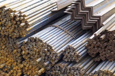 Metal profiller farklı türde metal ürünler depoda bulunan