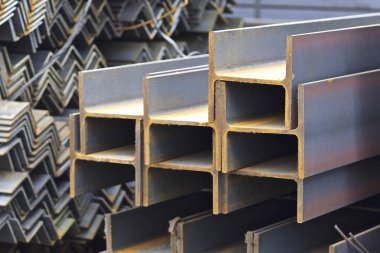 Metal profiller farklı türde metal ürünler depoda bulunan