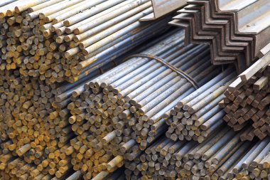 Metal profiller farklı türde metal ürünler depoda bulunan