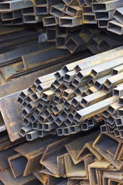 Metal profiller farklı türde metal ürünler depoda bulunan