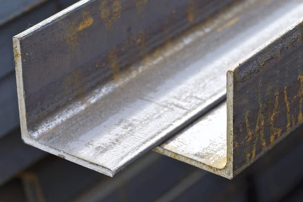 Metallprofile unterschiedlicher Art befinden sich im Lager für Metallprodukte — Stockfoto