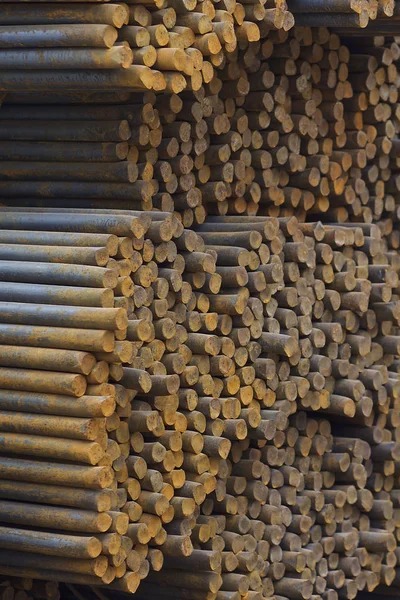 Perfiles metálicos de diferentes tipos se encuentran en el almacén de productos metálicos —  Fotos de Stock