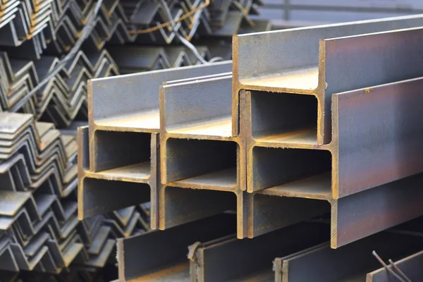 Perfis de metal de diferentes tipos estão localizados no armazém de produtos metálicos — Fotografia de Stock