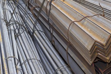 Metal profiller farklı türde metal ürünler depoda bulunan