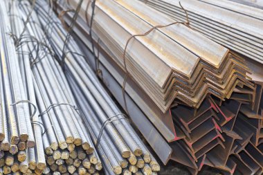 Metal profiller farklı türde metal ürünler depoda bulunan