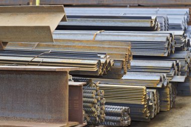 Metal profiller farklı türde metal ürünler depoda bulunan