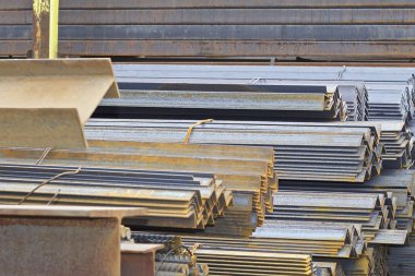 Metal profiller farklı türde metal ürünler depoda bulunan