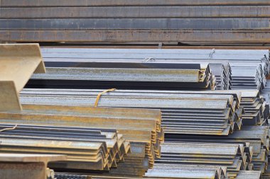 Metal profiller farklı türde metal ürünler depoda bulunan
