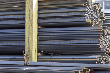 Metal profiller farklı türde metal ürünler depoda bulunan