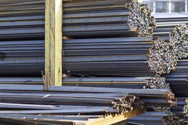 Metal profiller farklı türde metal ürünler depoda bulunan