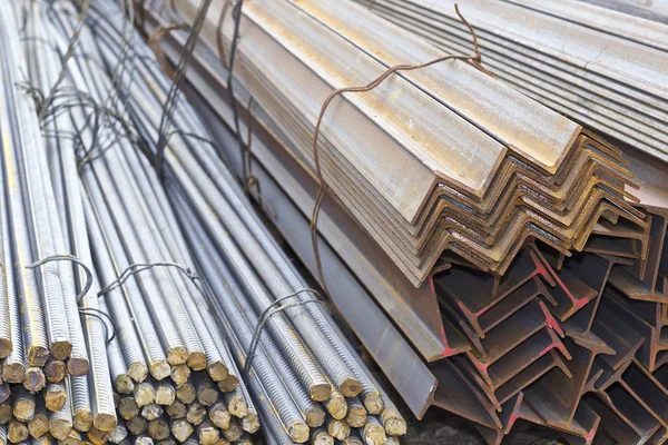 Metal profiller farklı türde metal ürünler depoda bulunan