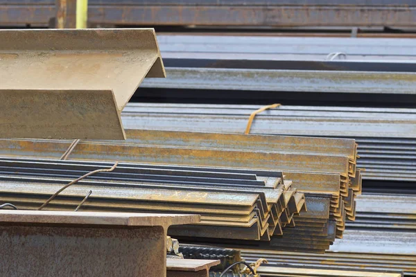 Metal profiles of different kinds are located in the metal products warehouse — Stock Photo, Image