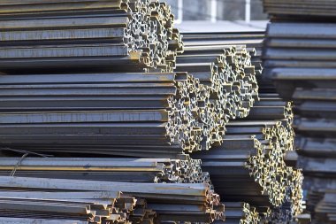 Metal profiller farklı türde metal ürünler depoda bulunan