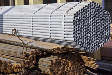 Metal profiller farklı türde metal ürünler depoda bulunan