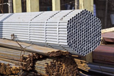 Metal profiller farklı türde metal ürünler depoda bulunan