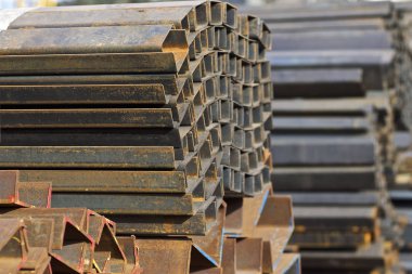 Metal profiller farklı türde metal ürünler depoda bulunan