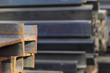 Metal profiller farklı türde metal ürünler depoda bulunan