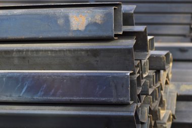 Metal profiller farklı türde metal ürünler depoda bulunan